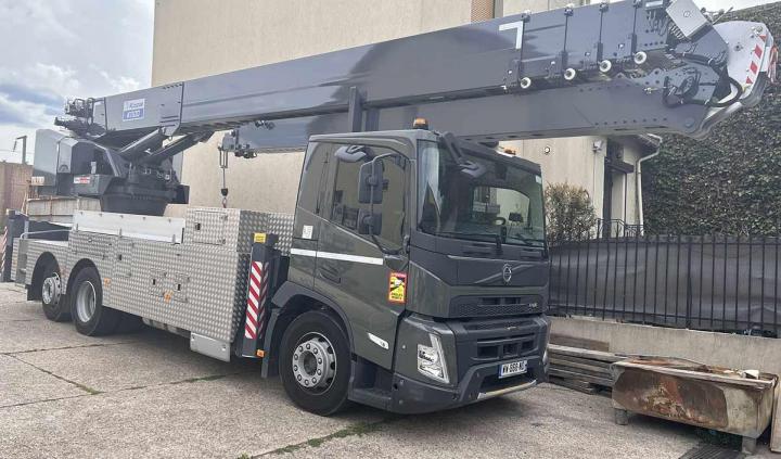 Nous proposons la location de camions-grues et nacelles pour vos projets.